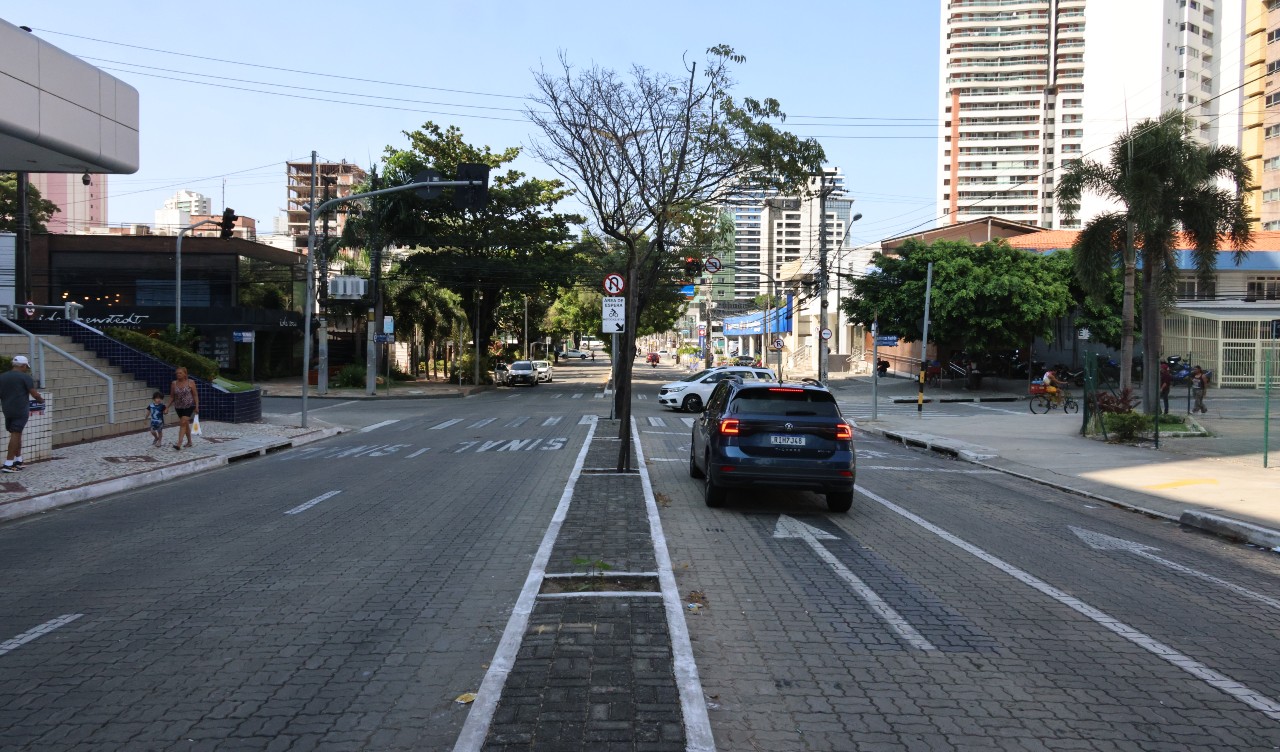 carros passando na av. desembargador moreira